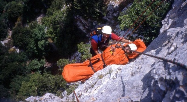 Una operazione di soccorso in montagna. Foto di archivio