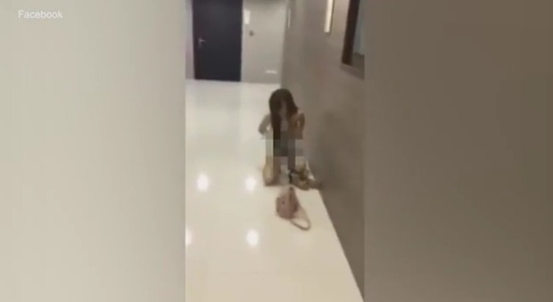 La donna nuda nel corridoio