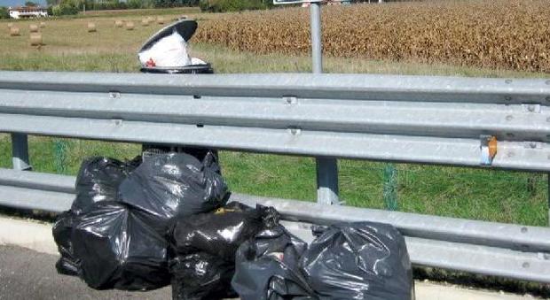Lascia 5 sacchi di spazzatura in A28: scatta la multa da 600 euro