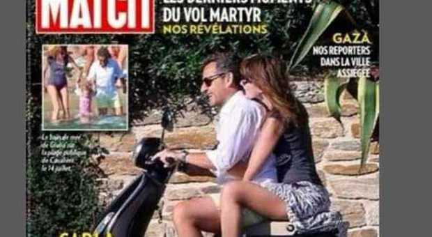 Sarkozy "spensierato", nonostante i guai. In Vespa con Carla Bruni senza casco