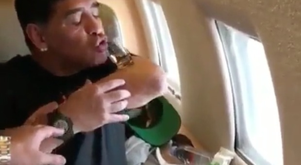 Maradona "alza il gomito": acrobazie con gli alcolici dopo la "figuraccia" dell'Argentina