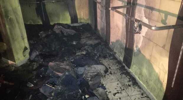 Incendio a Vallo della Lucania: distrutto negozio di abbigliamento