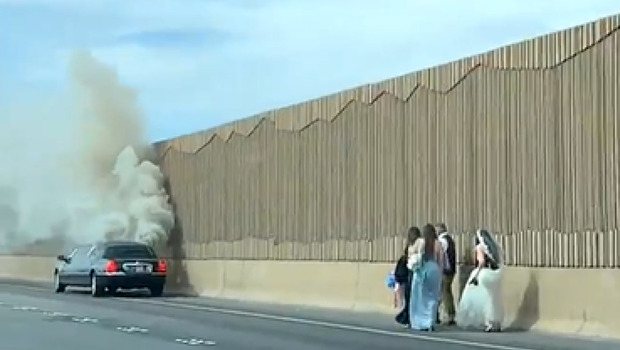 Limousine che trasporta una sposa alla cerimonia prende fuoco - VIDEO