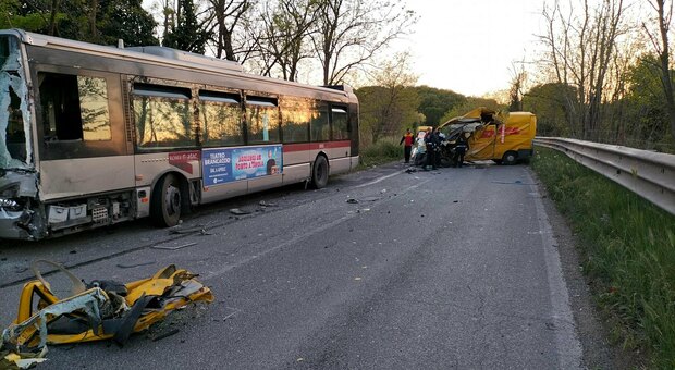 Roma, schianto bus-furgone: feriti i due autisti. 47enne in codice rosso