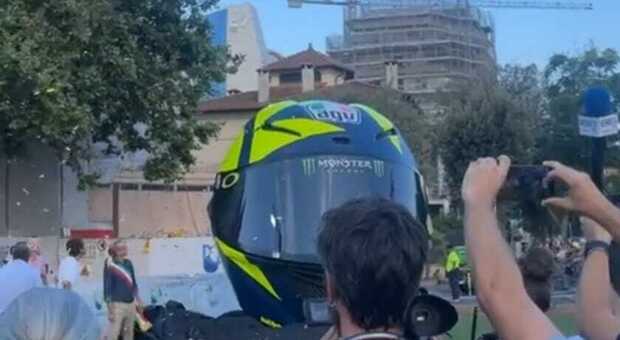 Ecco il mega casco, tutto esaurito per Valentino Rossi: «Pesaro è la mia seconda casa»
