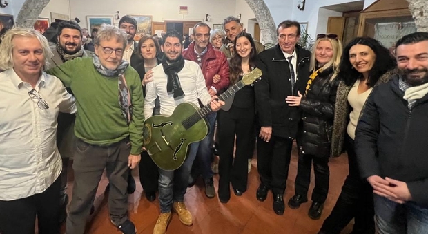 I fans di Lucio Battisti all'inauguraziond del museo con la prima chitarra del grande cantautore
