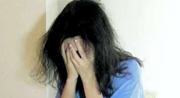 "Stuprata a 16 anni da un muratore albanese": la vittima è una ragazzina con problemi psichici