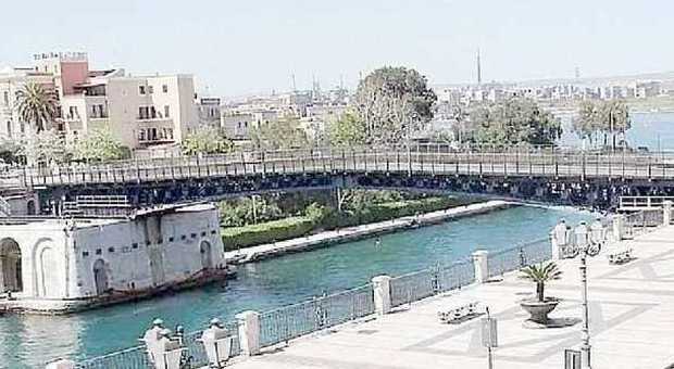 Soldi a Taranto, l’idea di Stefàno: «Rifacciamo il Ponte girevole». Entro giugno i bandi per i lavori all’Arsenale