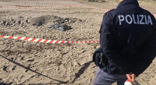 Uomo di 36 anni trovato morto in spiaggia: "Ferite alla testa e polso fratturato"