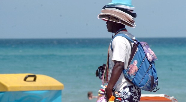 Salvini sugli immigrati: «Via gli ambulanti dalle spiagge». L'estate scorsa il Salento si divise