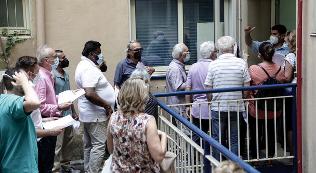 Vaccini a Napoli, file per la dose sotto casa: «Ora battiamo le varianti»