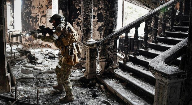 Mariupol, l’ombra delle armi chimiche. L’accusa: «Bombe al fosforo». Centro in mani russe
