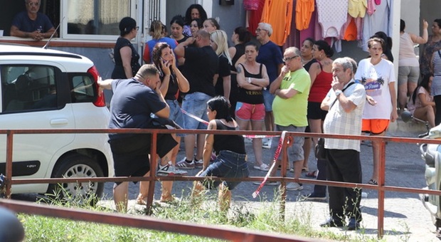 Duplice omicidio a Napoli oggi, un uomo s'è costituito in Procura: «Sono stato io»