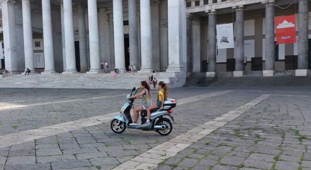 Bambine su scooter sfrecciano a piazza Plebiscito, senza casco