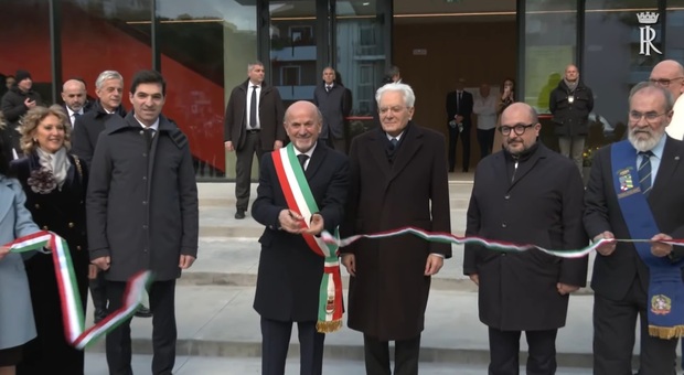 Vallefoglia, la via intitolata al fratello Piersanti: il presidente Mattarella si commuove