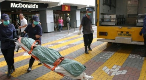 Muore nel McDonald's, il cadavere resta ​tra i tavoli per 7 ore. «Nessuno se n'è accorto»
