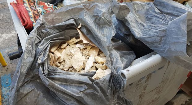 Napoli, rifiuti speciali nei cassonetti: fioccano multe e controlli al Vomero