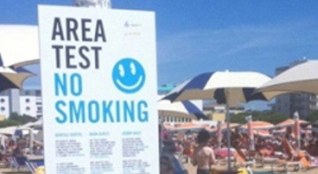 Niente sigarette in spiaggia a Bibione. I turisti chiedono spiegazioni al Comune