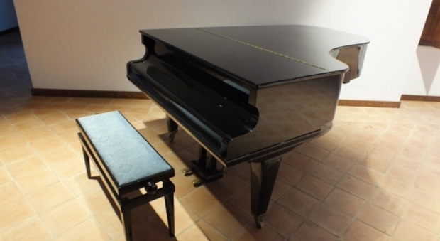 Stefano D'Orazio e il pianoforte donato due mesi fa a un Comune del Casertano: «Sarà esposto nel Castello»