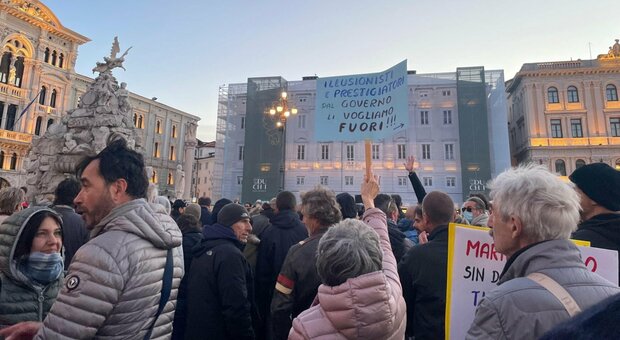 Manifestazione contro il green pass in piazza Unità d'Italia a Trieste