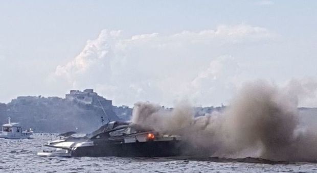 Barca in fiamme al largo di Capo Miseno