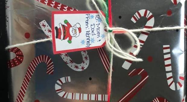 Babbo Natale si chiama Lauren: trova un regalo in strada e riesce a scoprire a chi era destinato