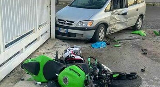 San Valentino, scontro tra auto e scooter: feriti due giovani