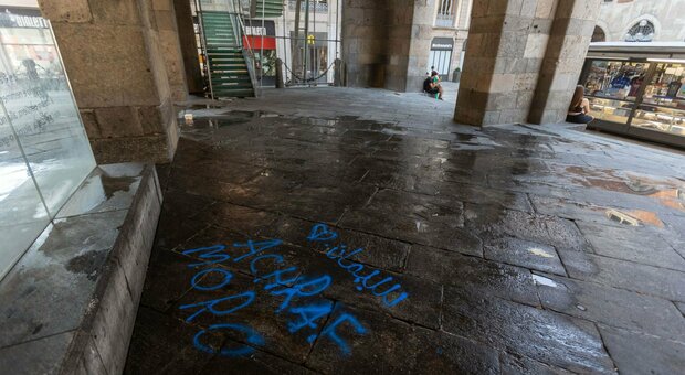 Milano, imbrattata con la vernice blu piazza Mercanti: denunciati due ragazzini