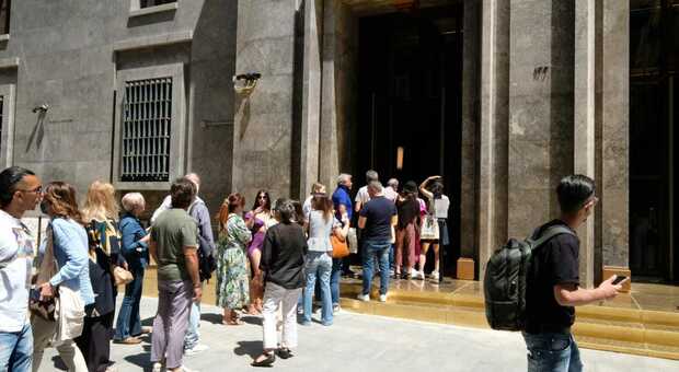 Gallerie d’Italia, già boom: turisti in fila in via Toledo. «Mai tanta bellezza gratis»