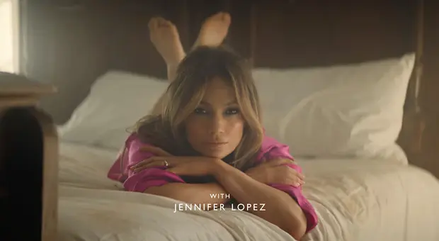 Jennifer Lopez in un frame dello spot