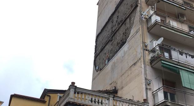 Gragnano, crolla parete esterna di un palazzo: trenta famiglie sgomberate
