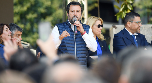 Europee, Salvini spinge la sfida al Sud: «E ora sfrattiamo De Luca»