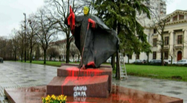 Papa Wojtyla, profanato il monumento a San Giovanni Paolo II nell'anniversario della morte