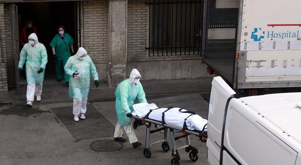 Coronavirus in Spagna, 10mila casi in più di ieri. L'eurodeputato: «È l'inferno, i malati muoiono soli»