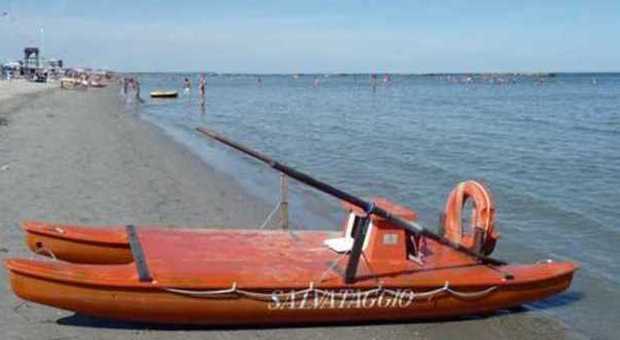 Dramma in Sardegna, pattino si rovescia in mare: muore turista di 27 anni