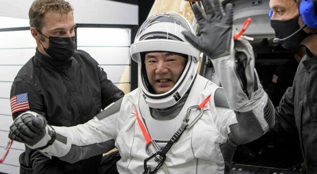 SpaceX, successo per ammaraggio notturno con 4 astronauti a bordo