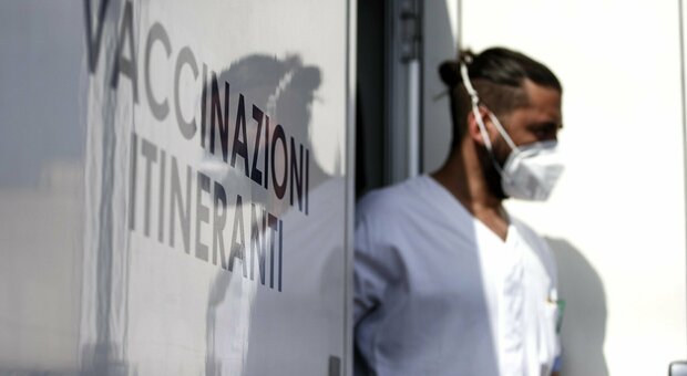 Medici e operatori sanitari no vax, oltre 500 verso la sospensione da lavoro e stipendio a Napoli