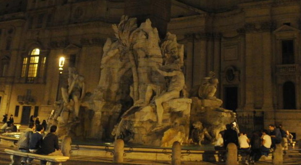 Roma, si tuffano nella fontana dei Quattro Fiumi a piazza Navona: multati 4 tedeschi