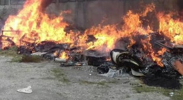 https://statics.cedscdn.it/photos/MED/44/59/8414459_14104054_rogo_rifiuti_scuola_evacuazione_palermo_rischio_esalazioni_tossiche_oggi_14_10_2024.jpg