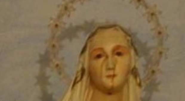 Mistero ad Auditore, la statua della Madonna piange lacrime ​di sangue