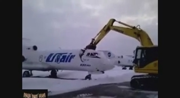 Russia, tecnico licenziato dall'aeroporto distrugge un jet con la ruspa