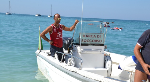 Ancona, canoisti si ritrovano in balia delle onde al largo: salvati dal bagnino