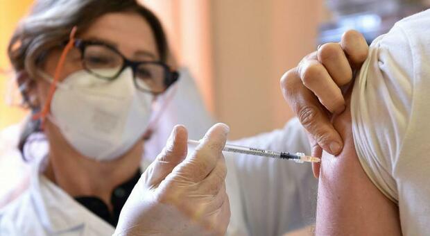 Vaccino Covid in Campania, un over 80 su quattro avrà la dose a domicilio