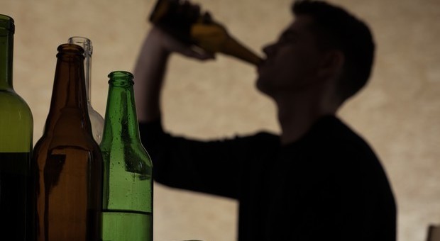 Ragazzo di 23 anni muore dopo festino a base di alcol: gli amici lo abbandonano disteso sul letto