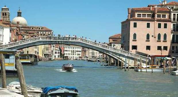 Venezia, sesso sul ponte degli Scalzi. Immortalati due turisti