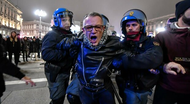 immagine No Green pass a Milano, la diretta. Tensioni con la polizia, corteo bloccato