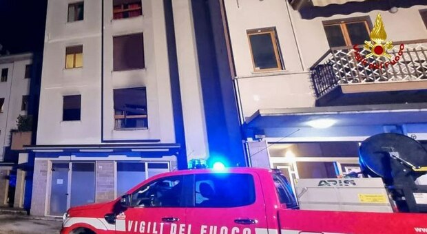 Incendio in piena notte in una palazzina, portata in salvo anche una bambina di pochi mesi