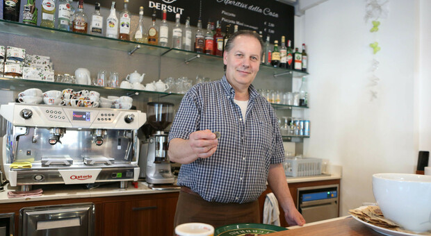 Gianni Barazza, il titolare del bar Piazzetta al Rione 66 di Vittorio Veneto che tiene il caffè a un euro