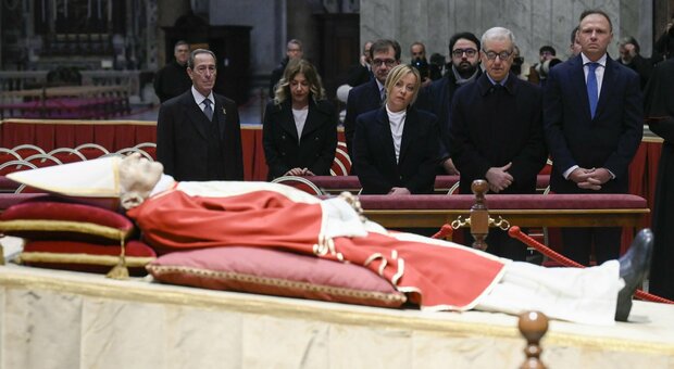 L'omaggio alle spoglie di papa Benedetto XVI del premier Giorgia Meloni e del sottosegretario alla presidenza del Consiglio Alfredo Mantovano