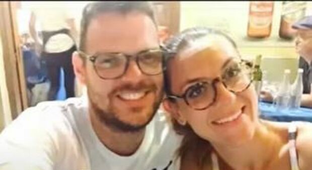 Napoli, vedova a 28 anni con due figlie di un anno avvia raccolta fondi: ha perso il marito ucciso da un pirata della strada